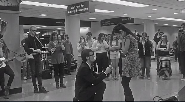 Un tânăr muzician în complot cu mai mulţi prieteni i-au pregătit iubitei sale o surpriză de proporţii într-un aeroport: o cerere de căsătorie muzicală! Rezultatul a provocat ropote de aplauze din partea celor prezenţi.