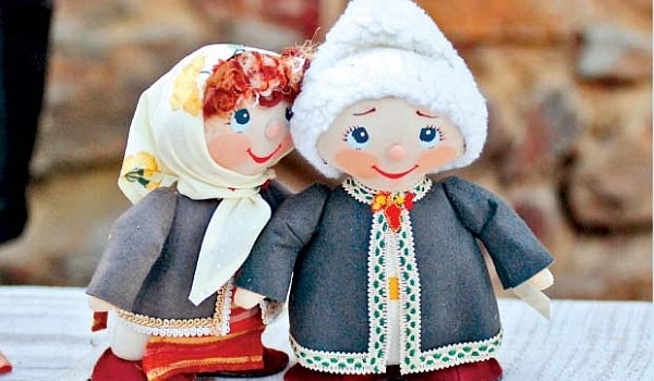 Nu vom lăsa ca Dragobetele sau Cupidonul nostru românesc să fie umbrit de occidentalul Valentine's day și astfel vă vom prezenta cele mai frumoase tradiții ale acestei zi de sărbătorire a iubirii.