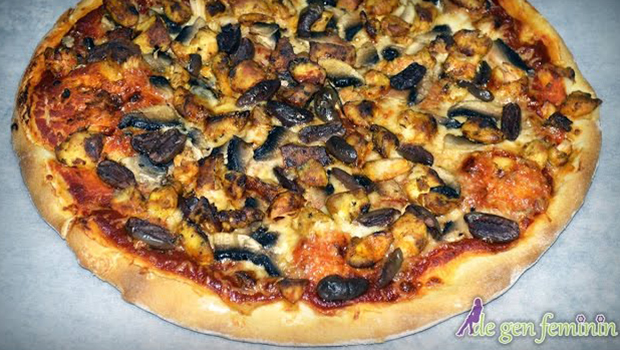 Rețetă de pizza cu pui și ciuperci Încearcă și tu rețeta noastră video de pizza cu pui și ciuperci. Blatul pe care îl vei obține va fi ușor crocant la exterior și moale la interior, iar gustul de caşcaval cu pui și ciuperci, îți va încânta gusturile.
