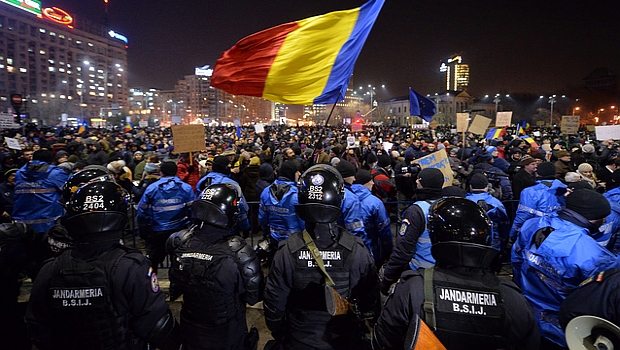 Trăim vremuri tulburi: Politicianul a reuşit să facă românul să nu mai fie frate cu românul… Fratele meu român deschide ochii şi trezeşte-te la realitate, până nu va fi prea târziu….