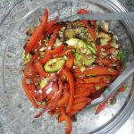 Salată caldă SĂȚIOASĂ și cu PUȚINE CALORII! Ideală și pentru zilele de post sau vegetarieni